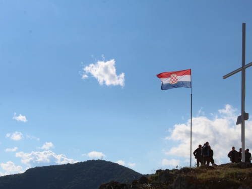 FOTO| Gmićani podigli križ na Makljenu