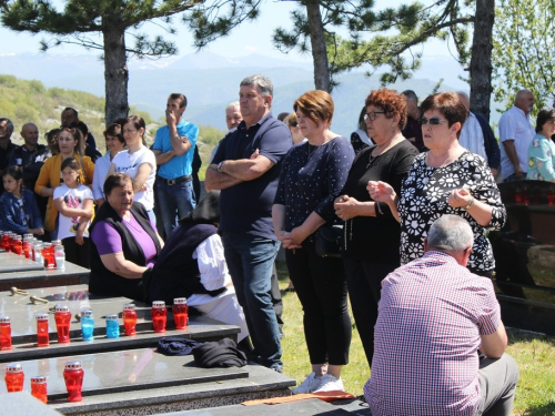 FOTO/VIDEO: Biskup Pero Sudar na Proslapu blagoslovio Spomen ploče