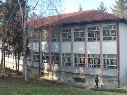 Djed istukao učenika i ravnatelja škole u Srbiji