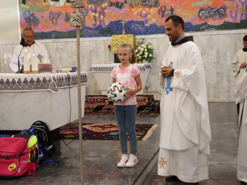 FOTO: Započela trodnevnica u župi Rama-Šćit, prvašići darovani prigodnim darovima