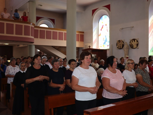 FOTO: Zlatna misa mons. Ante Meštrovića i Dan posvete crkve i duhovnih zvanja u župi Prozor