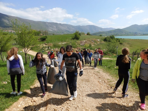 FOTO: Učenici u akciji čišćenja obale Ramskog jezera