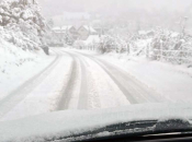 Snijeg i dalje pada, negdje ga je i pola metra, veliki problemi u prometu