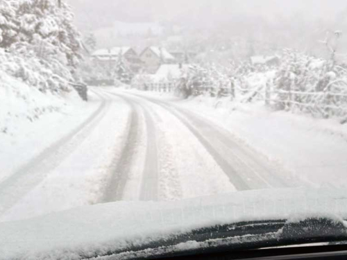Snijeg i dalje pada, negdje ga je i pola metra, veliki problemi u prometu