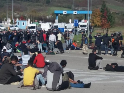 Granični prijelaz Maljevac zatvoren, migranti spavali na tlu