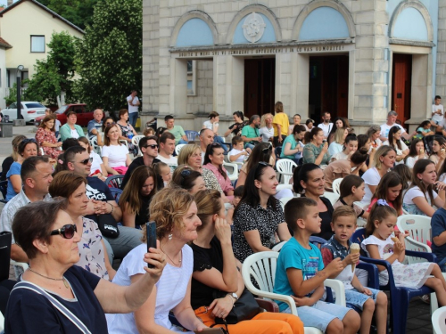 FOTO: 16. festival duhovne glazbe ''Djeca pjevaju Isusu'' u župi Prozor