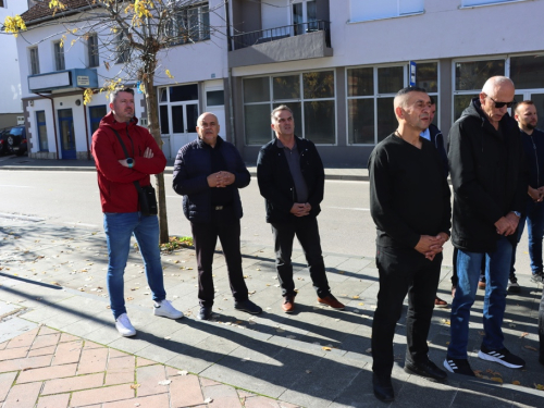 FOTO: Svi sveti - U Prozoru zapaljene svijeće za poginule i preminule branitelje