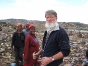 Za Nobelovu nagradu nominiran katolički misionar koji služi na smetlištima Madagaskara