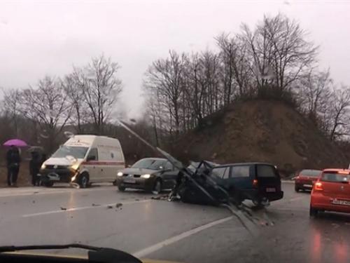 VIDEO | M-17: Šest osoba ozlijeđeno u prometnoj nesreći