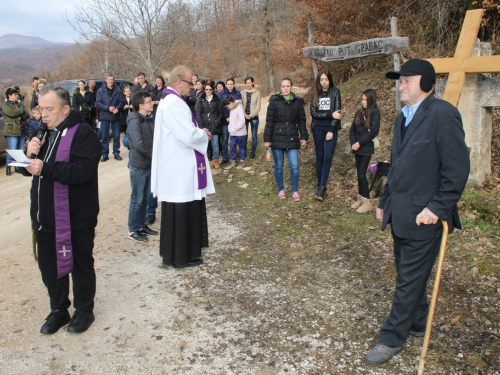 FOTO: Vlč. Stipo Knežević predvodio križni put na Uzdolu