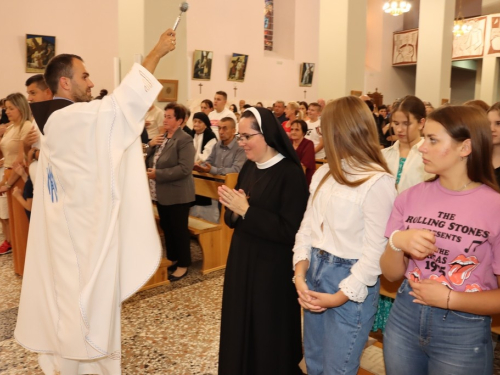 FOTO: Započela trodnevnica u župi Rama-Šćit, prvašići darovani prigodnim darovima