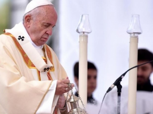 Papa Franjo pojavio se u javnosti prvi put nakon četiri dana