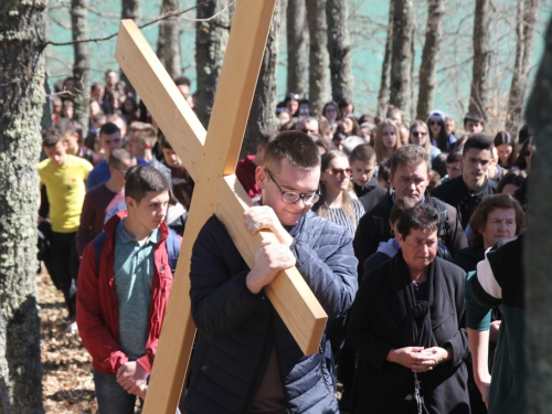 FOTO/VIDEO: Nadbiskupijski križni put mladih na Šćitu