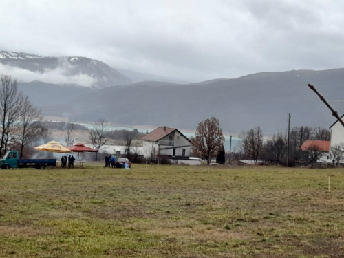 FOTO: Božićno druženje u Rumbocima kroz igru 'klisa i pale'