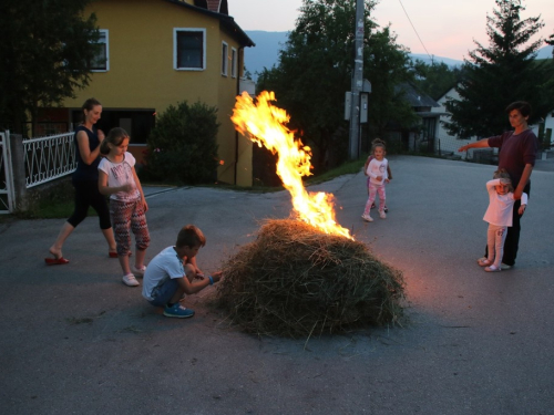 FOTO: Paljenjem svitnjaka Rama dočekuje sv. Ivu