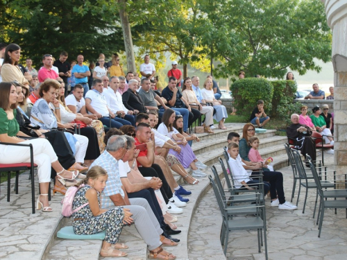 FOTO: Promocija knjige dr. sc. Šimuna Novakovića i druga večer trodnevnice na Šćitu