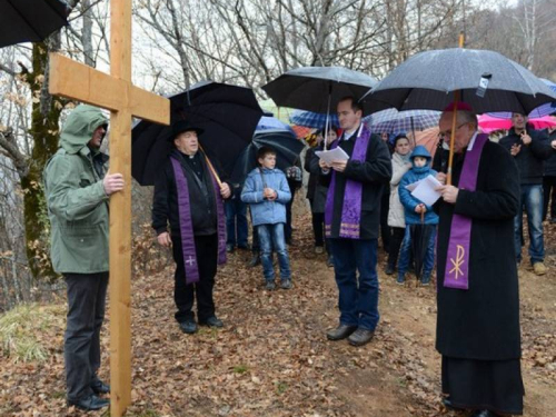 FOTO: Mons. dr. Pero Sudar predvodio misu i Križni put na Uzdolu