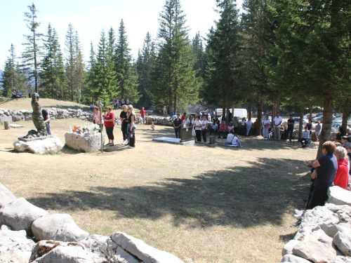 FOTO: Na Vranu služena sv. misa za poginule duvandžije