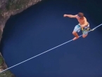 VIDEO: Austrijanci prešli provaliju iznad Crvenog jezera na žici