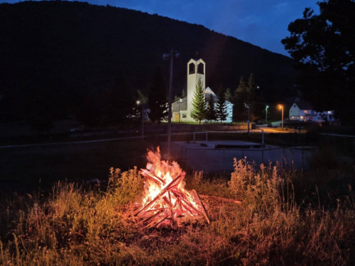 FOTO: Paljenjem svitnjaka Rama dočekuje sv. Ivu