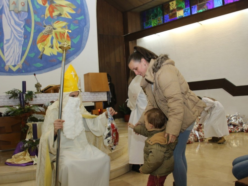 FOTO: Sv. Nikola podijelio paketiće djeci u Rumbocima