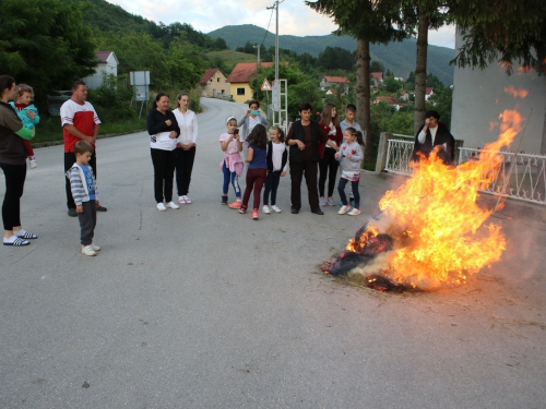 FOTO: Paljenjem svitnjaka Rama dočekuje sv. Ivu