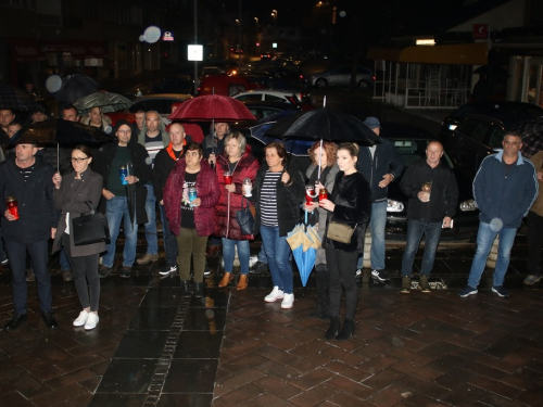 FOTO: Paljenjem svijeća u Prozoru odana počast Anti Pavloviću