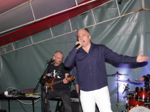 FOTO: U Doljanima održan koncert Zorana Begića & Grupe Innuendo