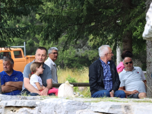 FOTO/VIDEO: Na Vranu služena sv. misa za poginule duvandžije