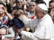 Papa: U kućama sve više predmeta i životinja, sve manje djece