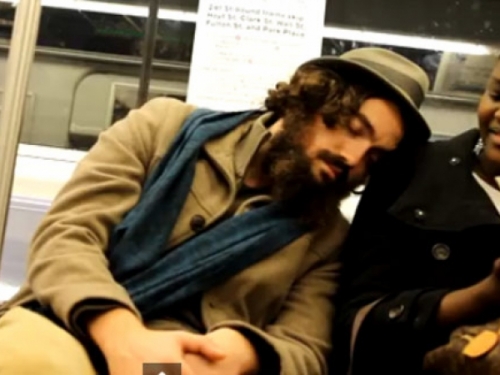 Reakcije putnika u javnom prijevozu kad im stranac zaspe na ramenu
