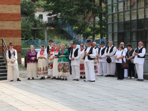 FOTO: Polaganjem vijenaca i svečanom sjednicom započelo obilježavanje Dana općine