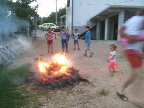 FOTO: Paljenjem svitnjaka Rama dočekuje sv. Ivu