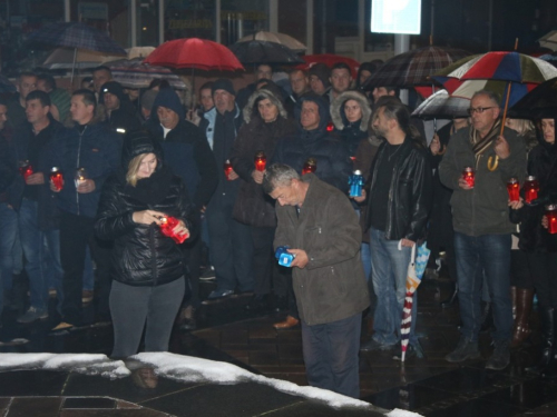 FOTO: U Prozoru zapaljene svijeće za tragično preminulog generala Slobodana Praljka