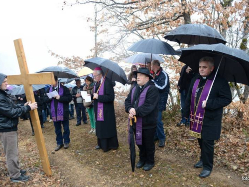 FOTO: Mons. dr. Pero Sudar predvodio misu i Križni put na Uzdolu