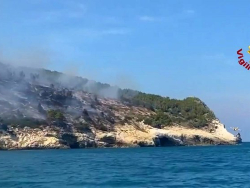 U Italiji izbio veliki šumski požar. Evakuirano oko tisuću turista