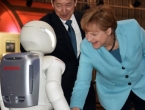 Merkel ugodno proćaskala s robotom!