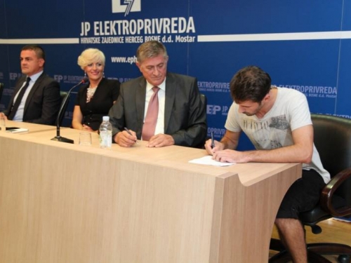 Stipendisti potpisali Ugovore s Elektroprivredom HZ HB