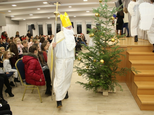 FOTO: Sv. Nikola razveselio mališane u Rumbocima