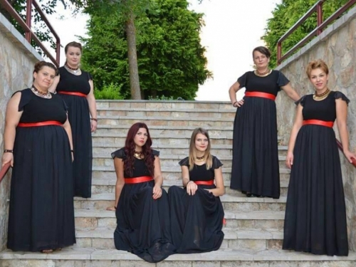 Vokalna skupina Arabella nastupa na festivalu Klape Gospi Sinjskoj