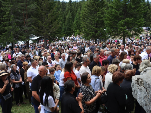 FOTO/VIDEO: Tisuće hodočasnika okupilo se na Kedžari u spomen na Divu Grabovčevu