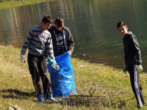 FOTO: Učenici u Eko akciji čišćenja obale Ramskog jezera