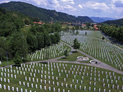 Danas se obilježava 21. godišnjica genocida u Srebrenici, u BiH Dan žalosti