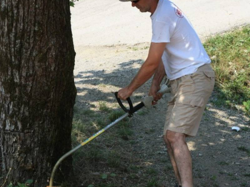 FOTO: Akcija čišćenja odmorišta i plaže na Gračacu