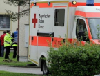 Majka bacila troje djece kroz prozor s drugog kata stambene zgrade