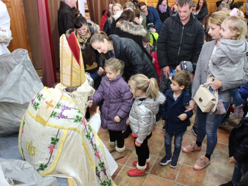 FOTO: Sv. Nikola i ove godine razveselio djecu u župi Rama Šćit