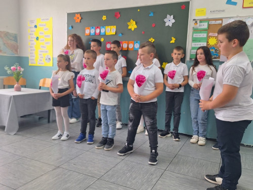 FOTO: Priredba povodom Majčinog dana u područnoj školi na Lugu