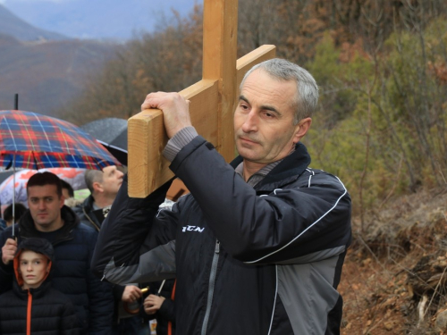 FOTO: Vlč. Ljubo Zadrić predvodio križni put na Uzdolu