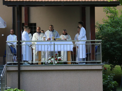 FOTO: Vanjska proslava sv. Ante u Gračacu