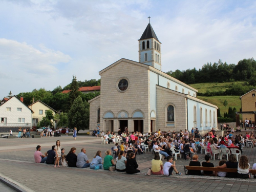 FOTO: 16. festival duhovne glazbe ''Djeca pjevaju Isusu'' u župi Prozor